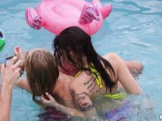 Красивое страпон порно