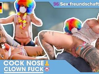 Групповое порно кончают на лицо