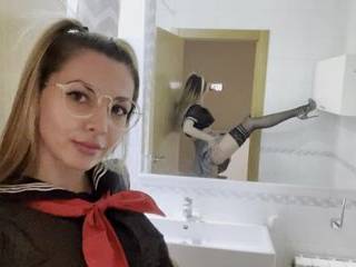 Порно подглядывает и мастурбирует